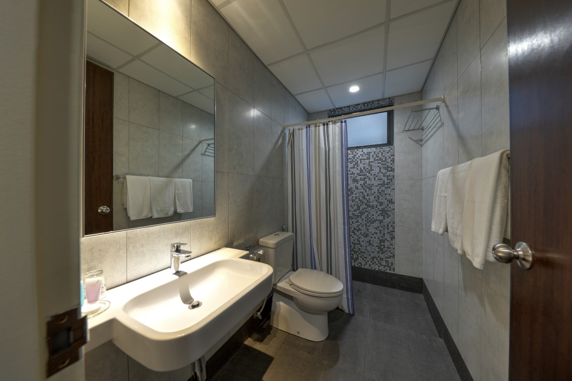 Standard Twin – Bathroom (Medium)